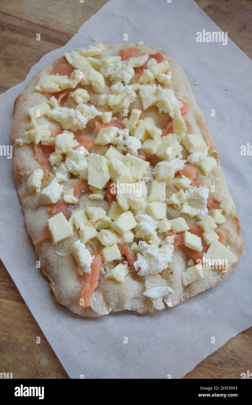 pizza con salmone affumicato e mozzarella Foto Stock