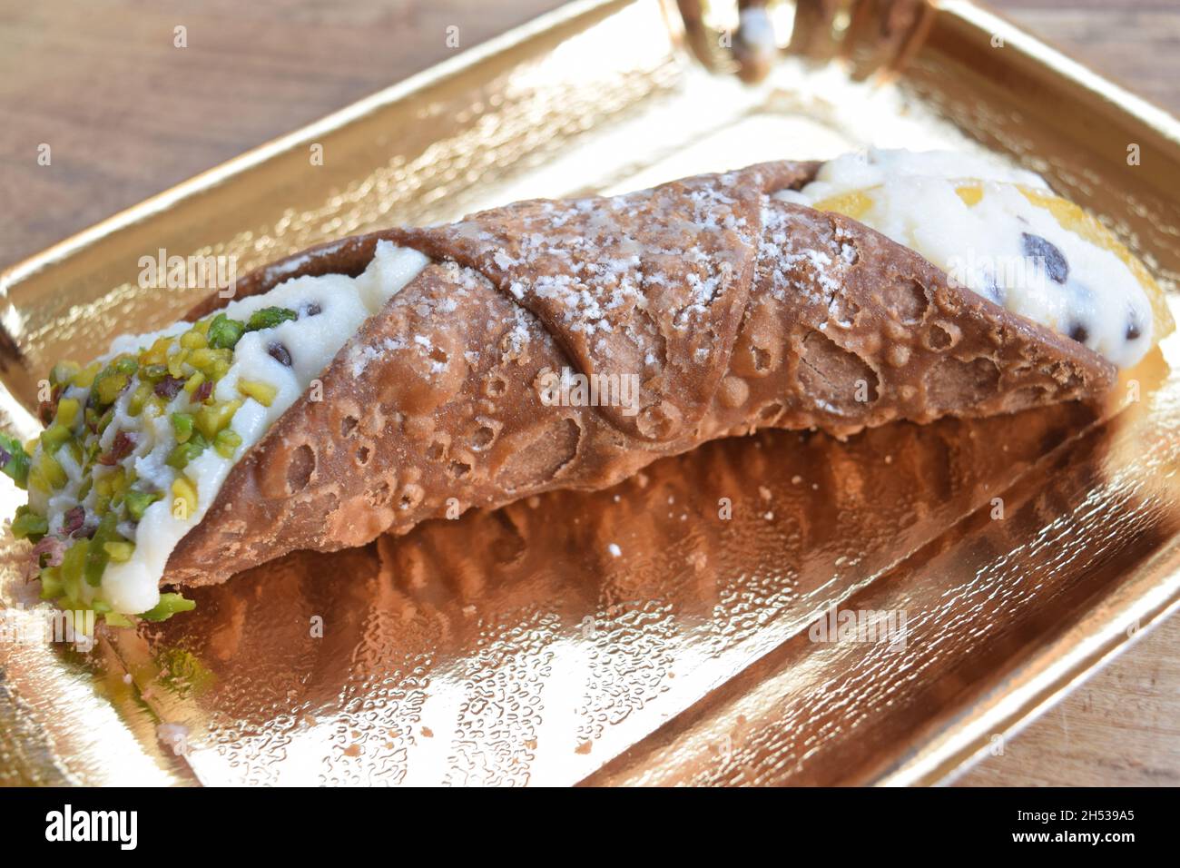 cannolo siciliano con crema di ricotta e canditi Foto Stock