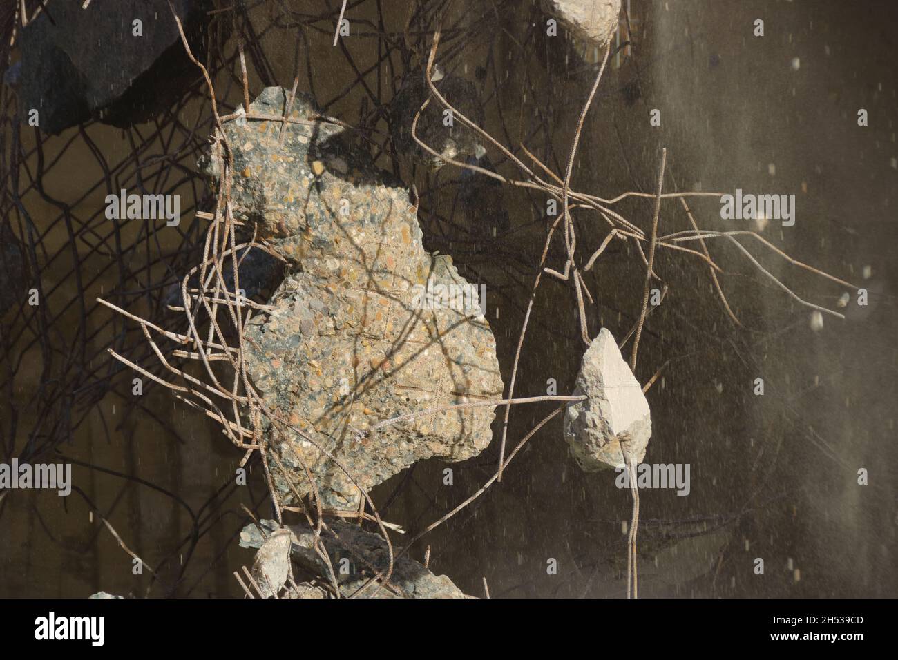 Residui di calcestruzzo che vengono attaccati all'acciaio strutturale dopo la demolizione di un soffitto Foto Stock