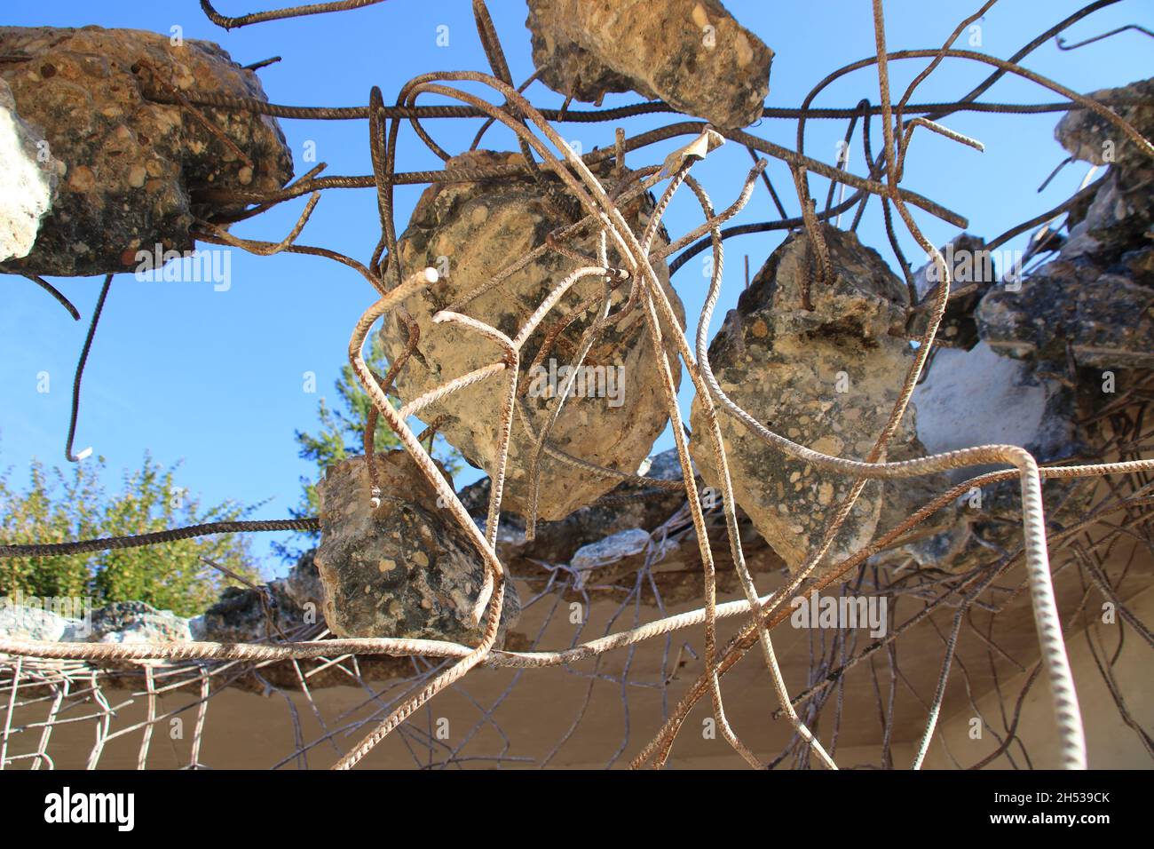 Residui di calcestruzzo che vengono attaccati all'acciaio strutturale dopo la demolizione di un soffitto Foto Stock