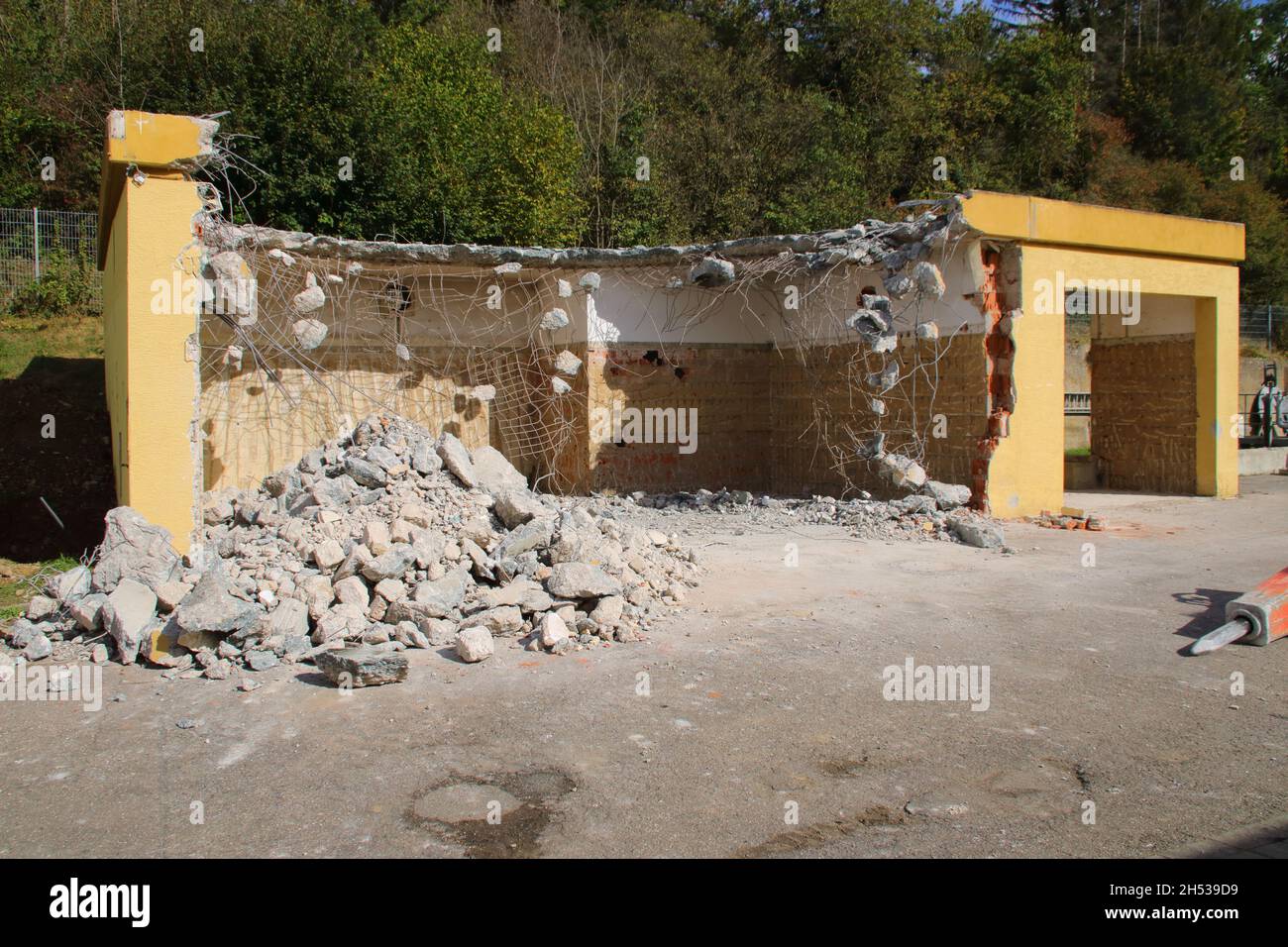 Demolizione di un piccolo magazzino Foto Stock
