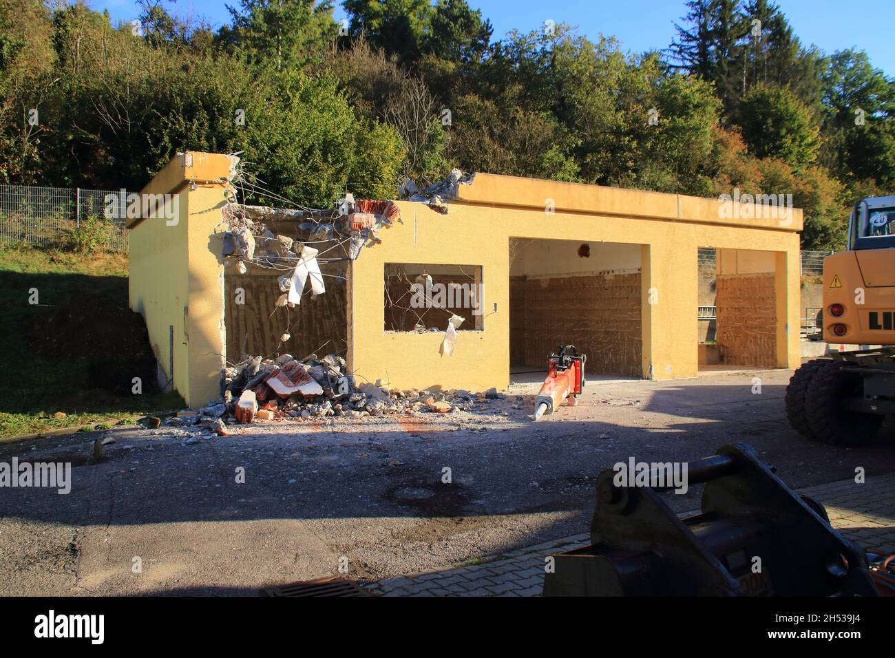 Demolizione di un piccolo magazzino Foto Stock