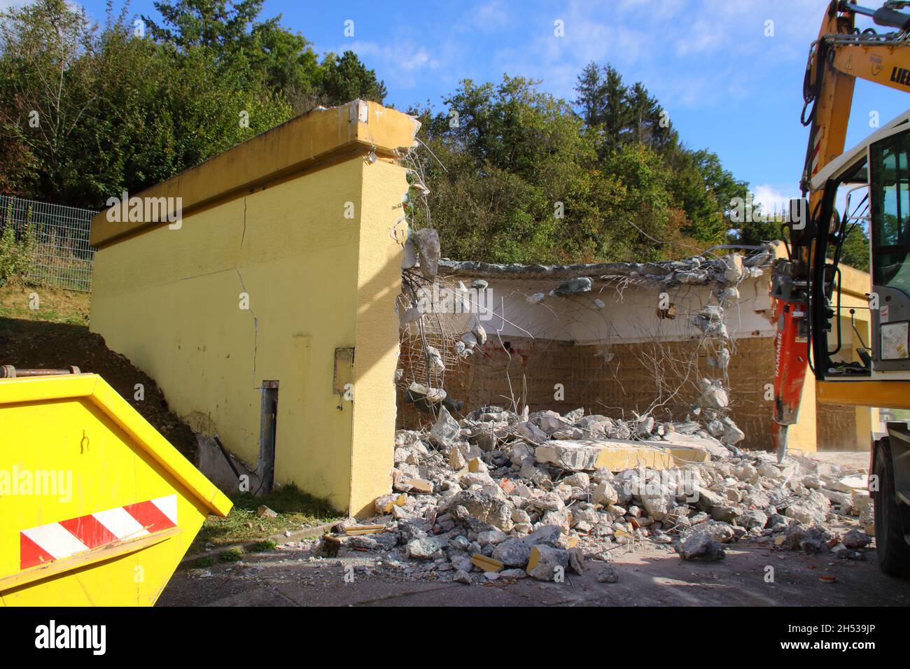 Demolizione di un piccolo magazzino Foto Stock