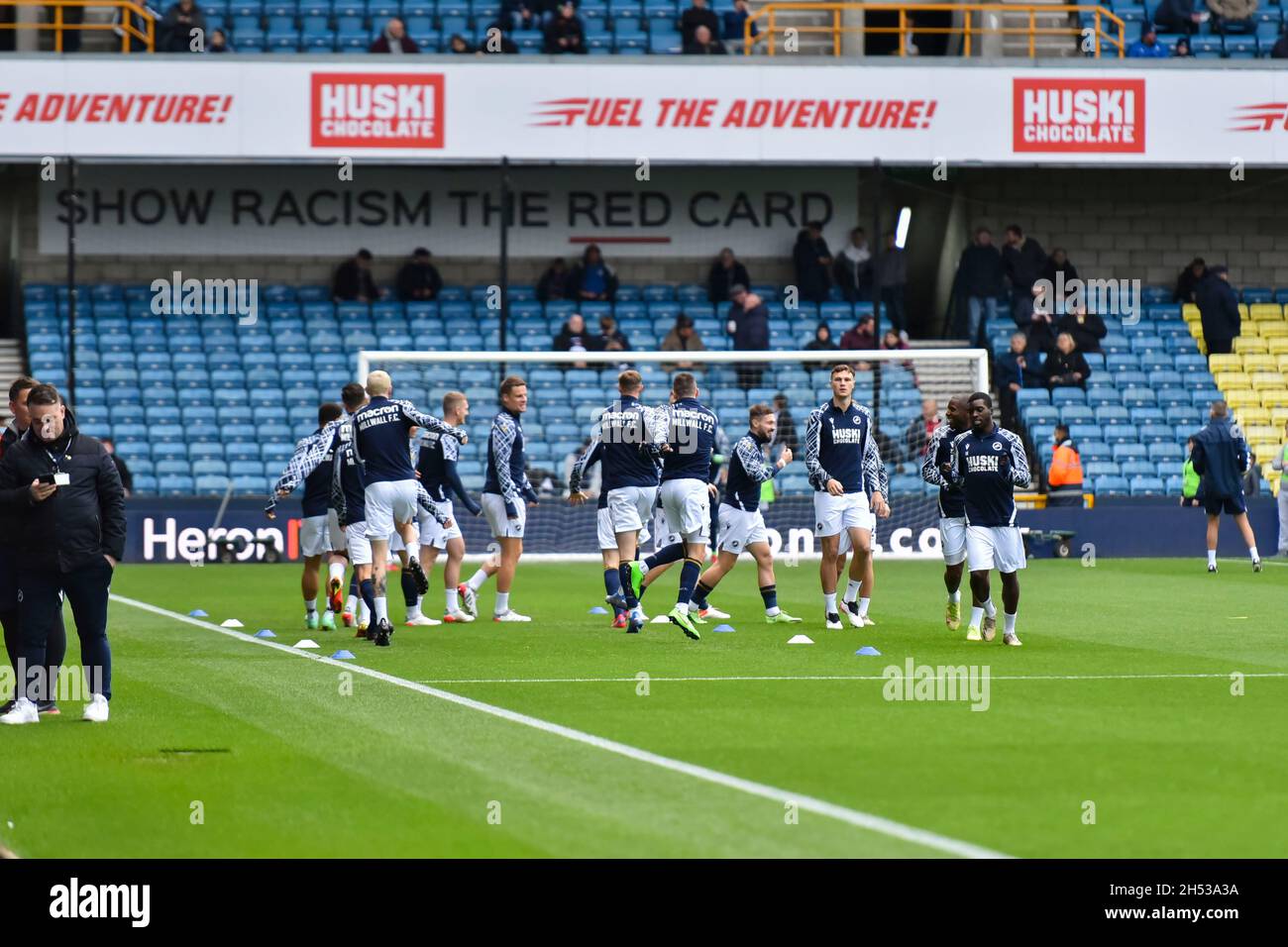 LONDRA, GBR. 6 NOVEMBRE Millwall si scalda prima della partita del Campionato Sky Bet tra Millwall e Derby County al Den, Londra sabato 6 novembre 2021. (Credit: Ivan Yordanov | MI News) Credit: MI News & Sport /Alamy Live News Foto Stock