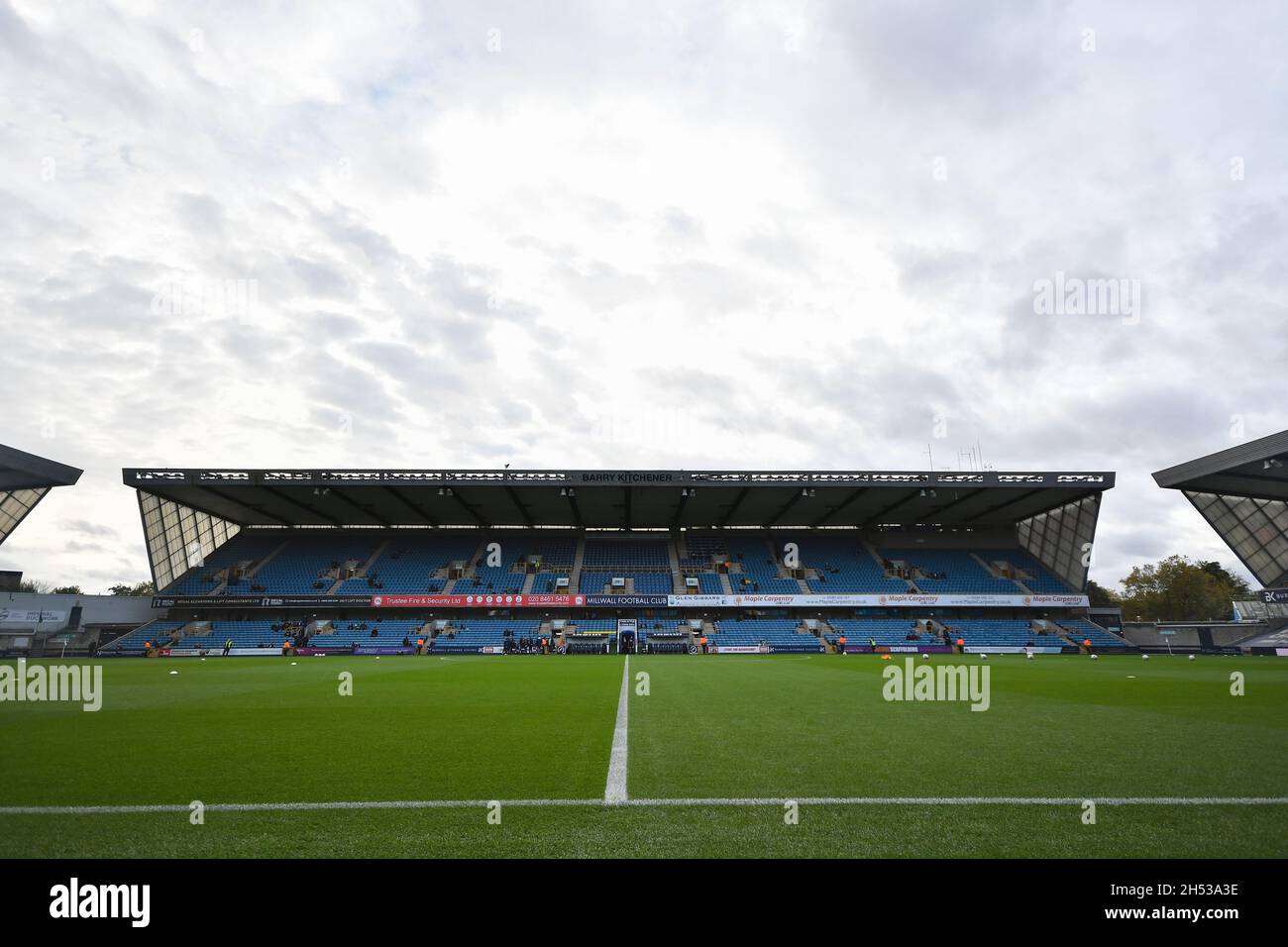 LONDRA, GBR. 6 NOVEMBRE Vista generale dello stadio prima della partita del Campionato Sky Bet tra Millwall e Derby County al Den, Londra sabato 6 novembre 2021. (Credit: Ivan Yordanov | MI News) Credit: MI News & Sport /Alamy Live News Foto Stock