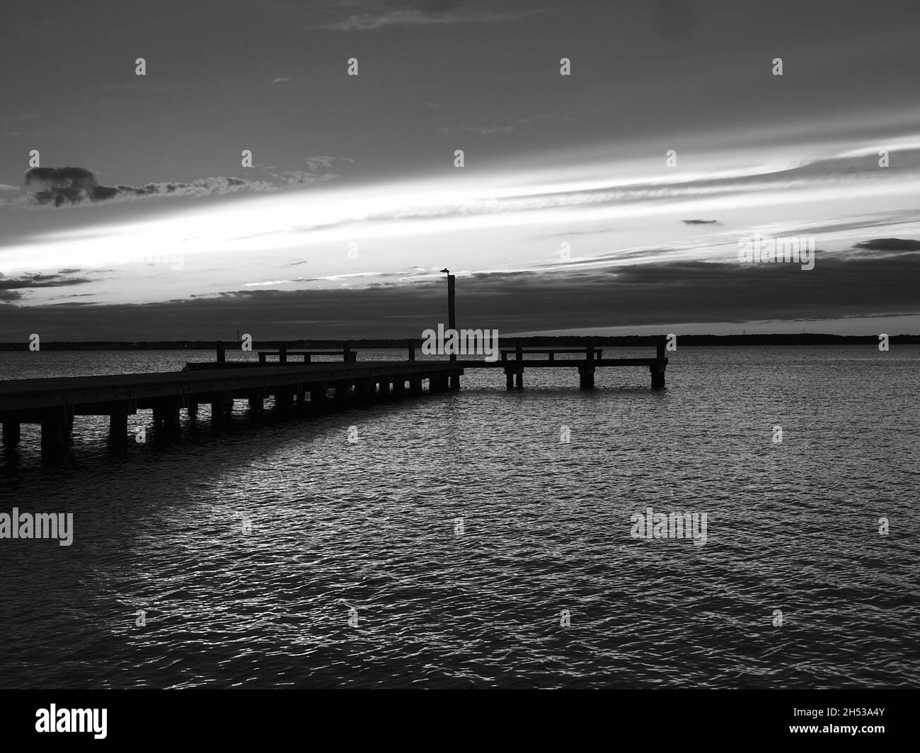 Il New Jersey tramonta sulla baia di Barnegat nella contea di Ocean. Una tonalità dorata è evidente insieme alle calme acque della baia. Foto Stock