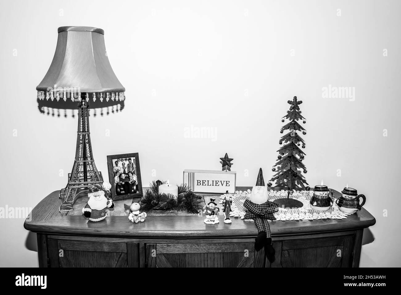 Decorazioni natalizie su un tavolo in legno in bianco e nero. Foto Stock