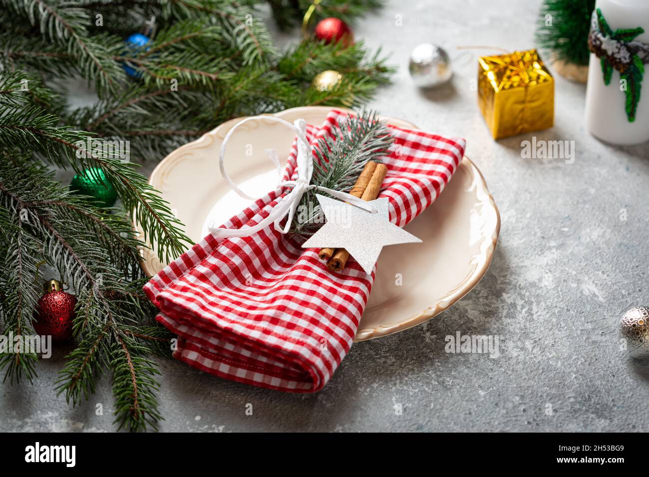 Tavolo di Natale con concetto di vacanza piatto su tavola grigia Foto Stock