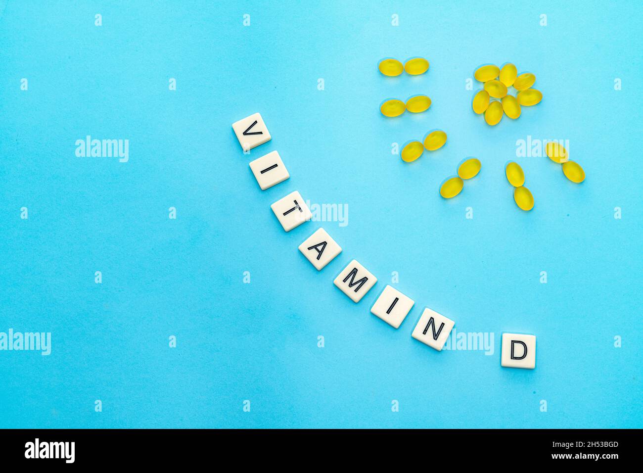 La parola Vitamina D e una forma solare fatta da capsule integratori. **** INSPECTOR NOTE - le lettere NON sono scrabble tessere lettere, sono simp Foto Stock