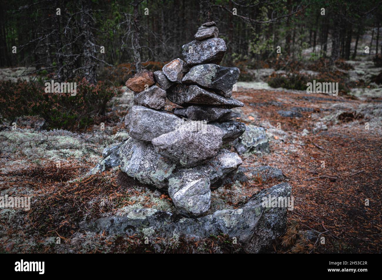 Arte del bilanciamento della pietra nella foresta di Karelia, Russia. Foto Stock