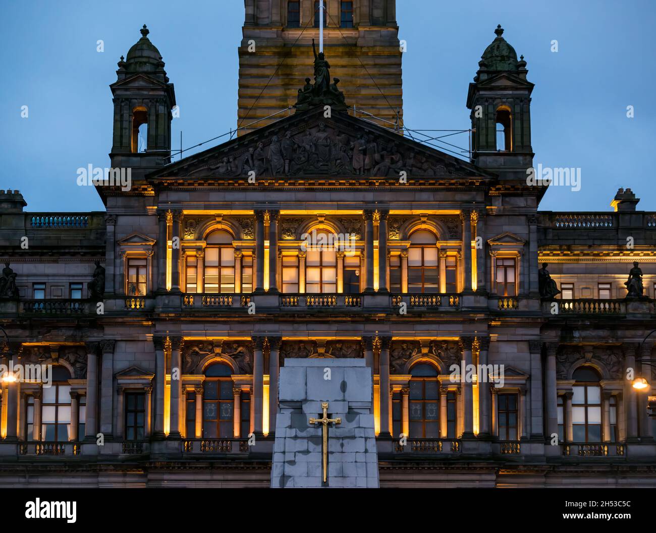 Glasgow City Chambers grande edificio vittoriano illuminato di notte, George Square, Scozia, Regno Unito Foto Stock