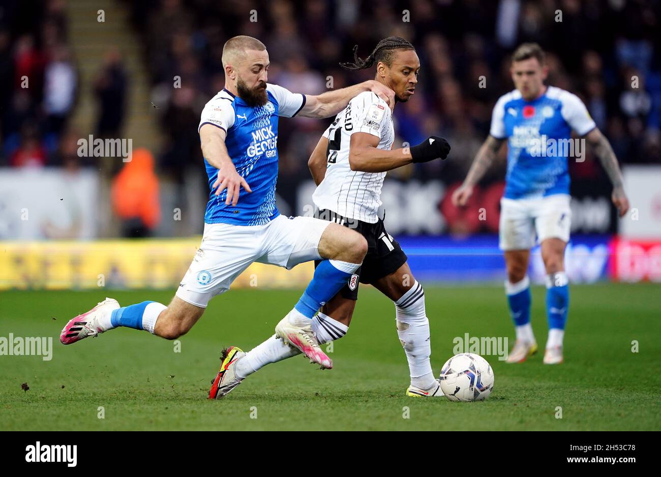 Dan Butler di Peterborough United (a sinistra) e Bobby Decordova-Reid di Fulham combattono per la palla durante la partita del Campionato Sky Bet all'ABAX Stadium di Peterborough. Data foto: Sabato 6 novembre 2021. Foto Stock