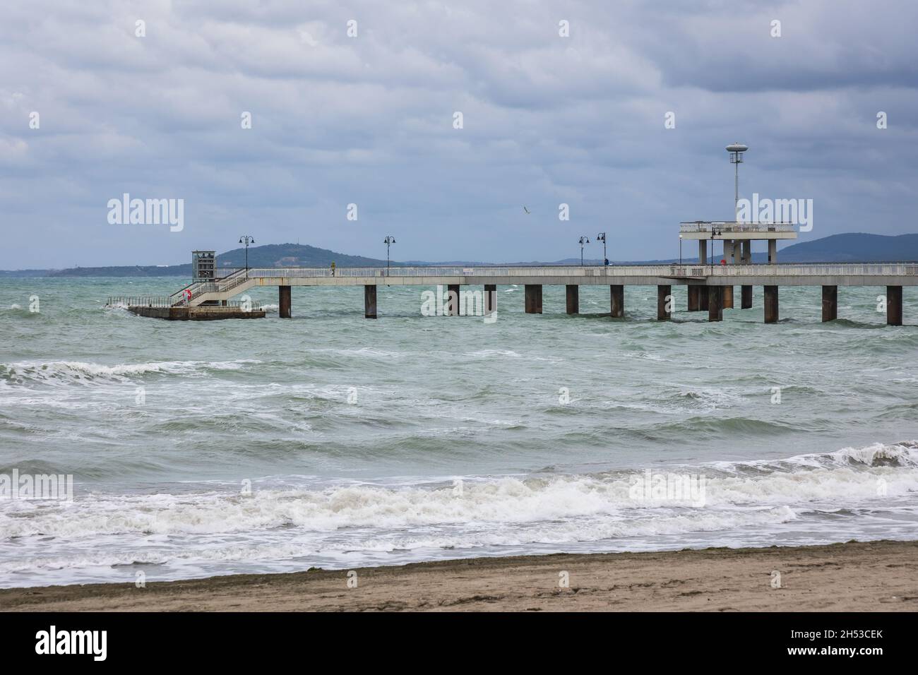 Vista da una spiaggia su un molo a Burgas sulla costa bulgara del Mar Nero nella regione della Tracia settentrionale Foto Stock