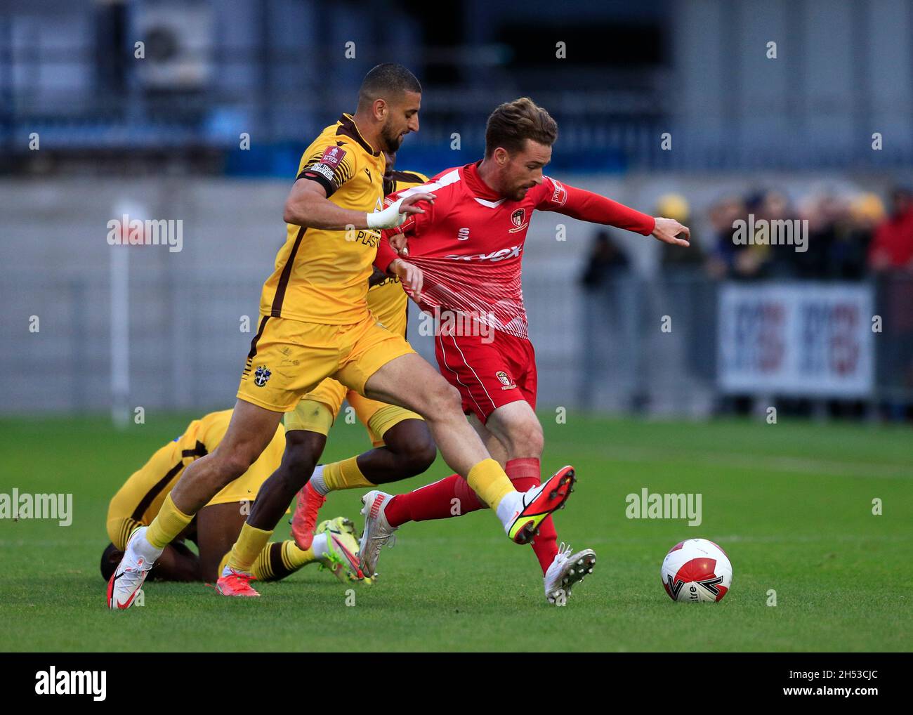 Hayes, Regno Unito. 6 novembre 2021. 6 novembre 2021; SKYex Community Stadium, Hayes, Middlesex, Inghilterra: Fa Cup football Hayes and Yeading versus Sutton United; Jack Connors of Hayes &amp; Yeading United sfidato da Isaac Olaofe e Omar Bugiel of Sutton United Credit: Action Plus Sports Images/Alamy Live News Foto Stock