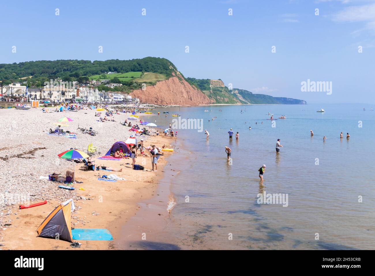 Famiglie Sidmouth Devon sulla spiaggia di Sidmouth Promenade Sidmouth Town Sidmouth Devon Inghilterra Regno Unito Foto Stock
