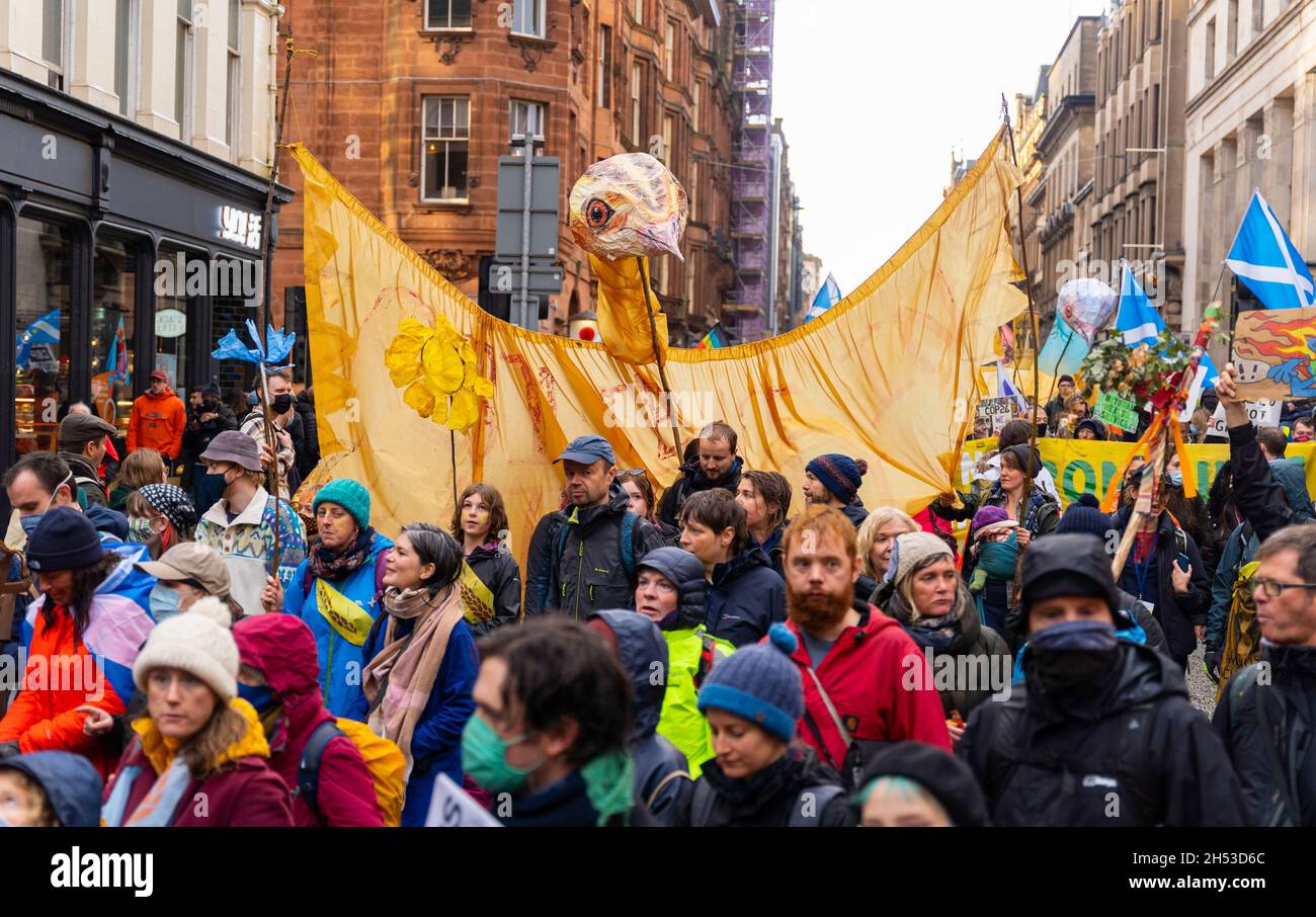 Glasgow, Scozia, Regno Unito. 6 novembre 2021. Giornata globale d'azione per la giustizia climatica marcia che si svolge nel centro di Glasgow. , Scozia, Regno Unito. PIC; Iain Masterton/Alamy Live News. Foto Stock