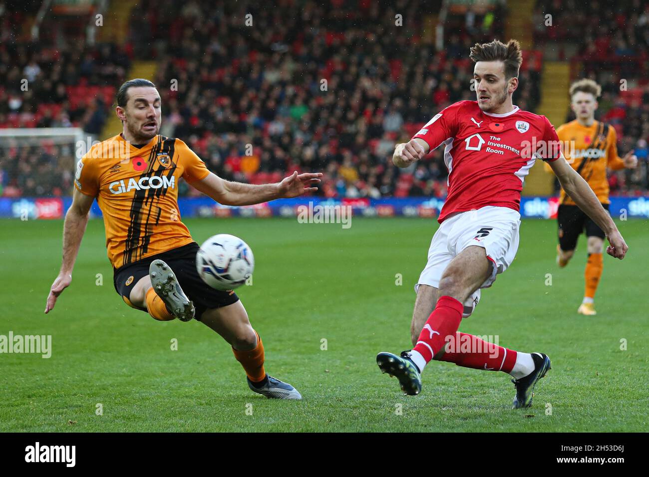 Liam Kitching di Barnsley (a destra) e George Honeyman di Hull City combattono per la palla durante la partita del Campionato Sky Bet a Oakwell, Barnsley. Data foto: Sabato 6 novembre 2021. Foto Stock