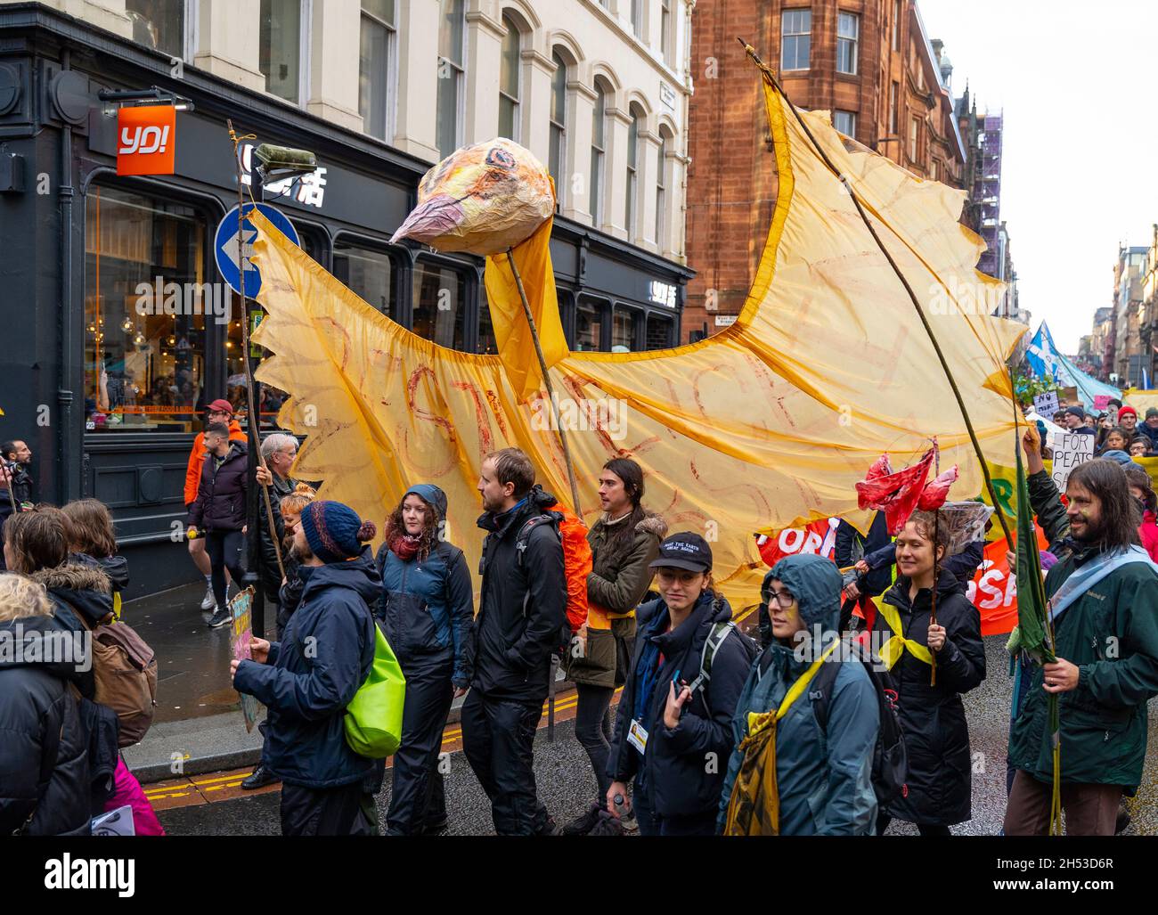 Glasgow, Scozia, Regno Unito. 6 novembre 2021. Giornata globale d'azione per la giustizia climatica marcia che si svolge nel centro di Glasgow. , Scozia, Regno Unito. PIC; Iain Masterton/Alamy Live News. Foto Stock