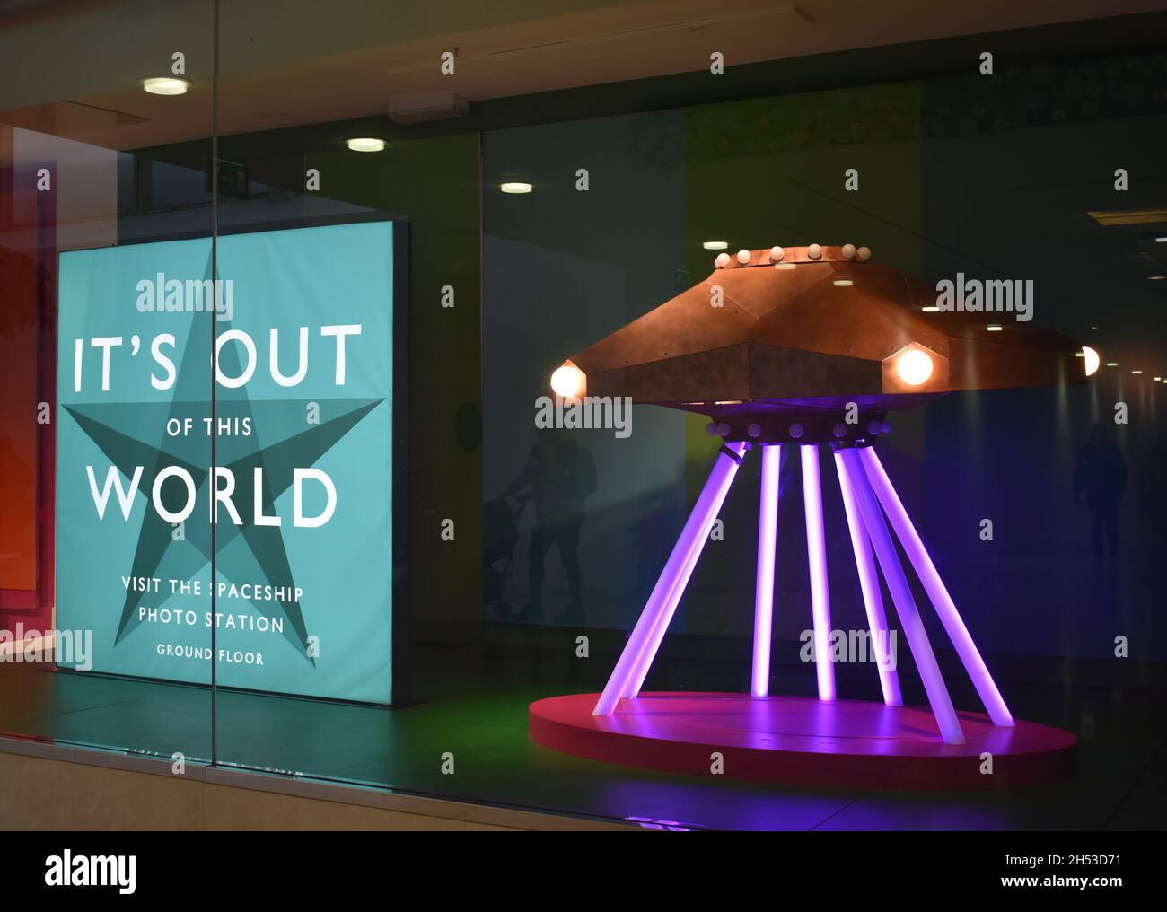 Vetrina per l'annuncio natalizio John Lewis 2021: 'Inaspettato ospite'. Foto Stock