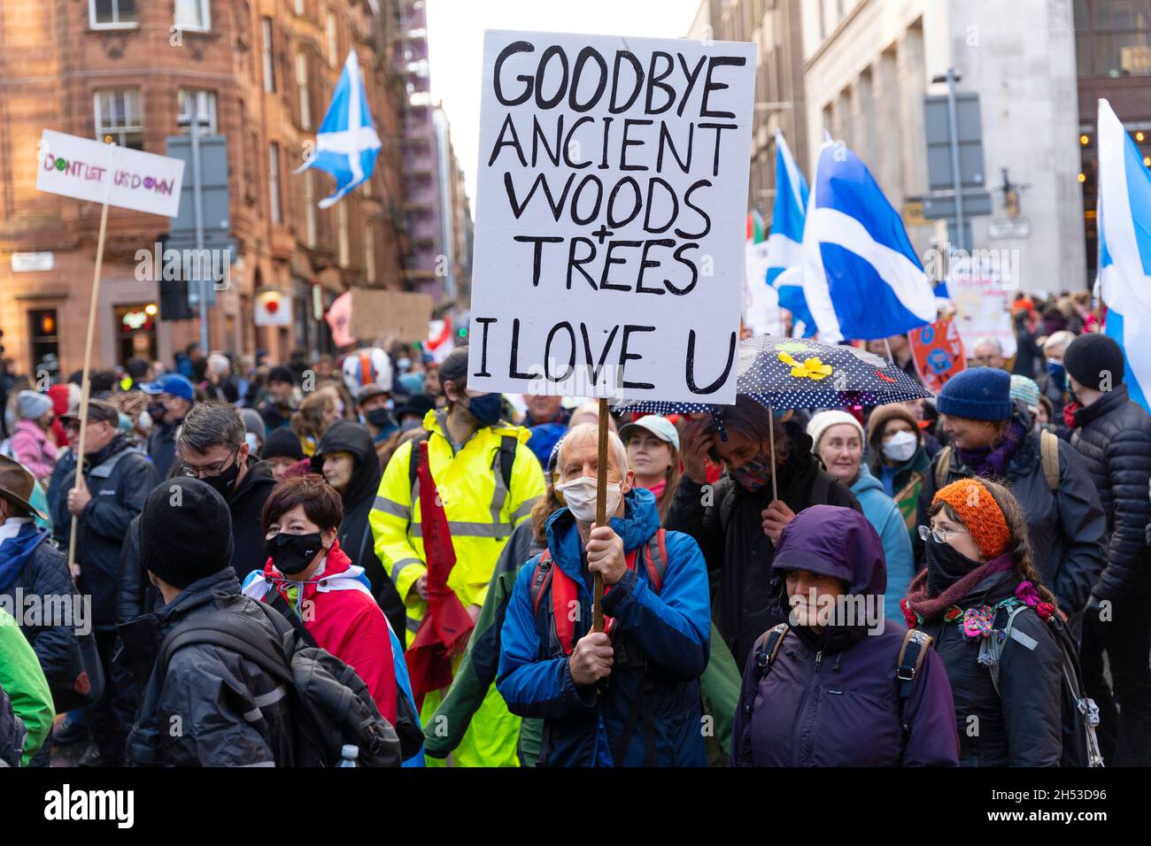 Glasgow, Scozia, Regno Unito. 6 novembre 2021. Giornata globale d'azione per la giustizia climatica marcia che si svolge nel centro di Glasgow. , Scozia, Regno Unito. PIC; Iain Masterton/Alamy Live News. Foto Stock