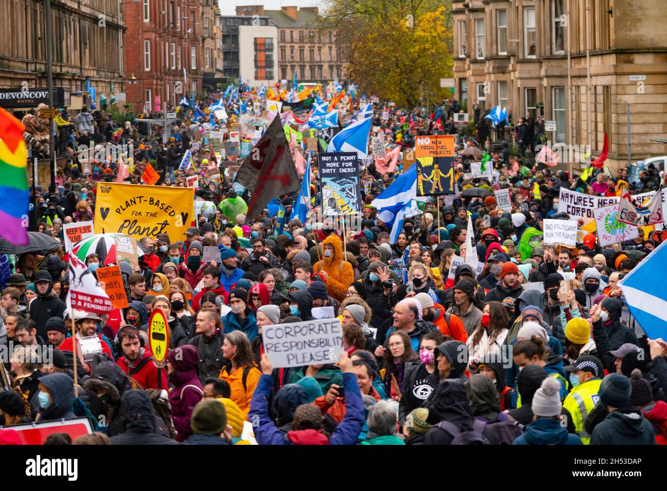 Glasgow, Scozia, Regno Unito. 6 novembre 2021. Giornata globale d'azione per la giustizia climatica marcia che si svolge nel centro di Glasgow. , Scozia, Regno Unito. PIC; Iain Masterton/Alamy Live News. Foto Stock