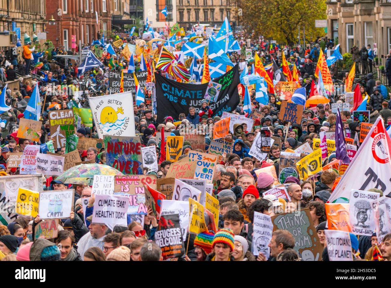 Glasgow, Scozia, Regno Unito. 6 novembre 2021. Giornata globale d'azione per la giustizia climatica marcia che si svolge nel centro di Glasgow. , Scozia, Regno Unito. PIC; Iain Masterton/Alamy Live News. Foto Stock