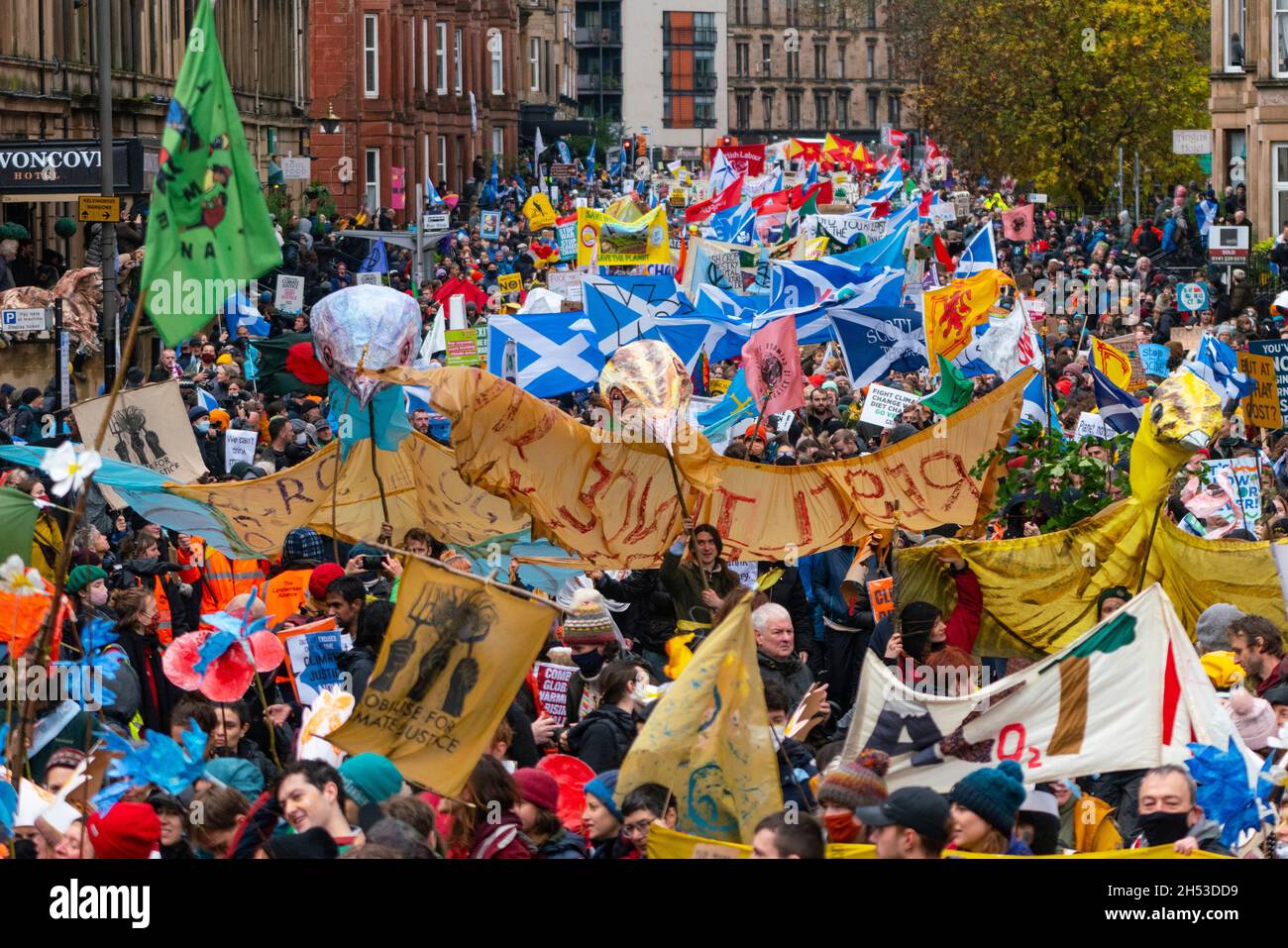 Glasgow, Scozia, Regno Unito. 6 novembre 2021. Giornata globale d'azione per la giustizia climatica marcia che si svolge nel centro di Glasgow. , Scozia, Regno Unito. PIC; Iain Masterton/Alamy Live News. Foto Stock