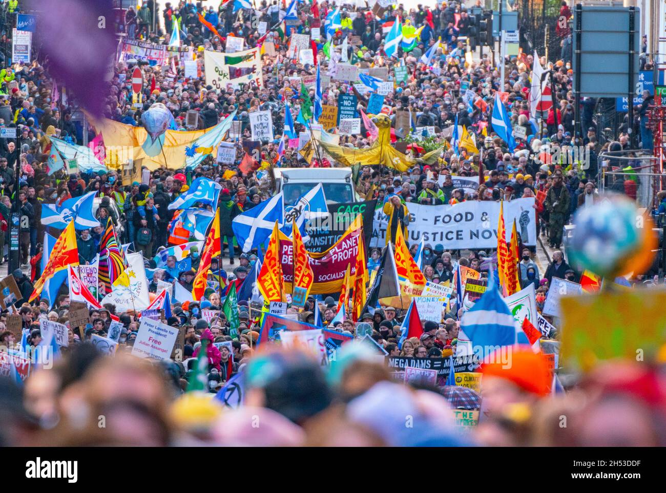 Glasgow, Scozia, Regno Unito. 6 novembre 2021. Giornata globale d'azione per la giustizia climatica marcia che si svolge nel centro di Glasgow. , Scozia, Regno Unito. PIC; Iain Masterton/Alamy Live News. Foto Stock