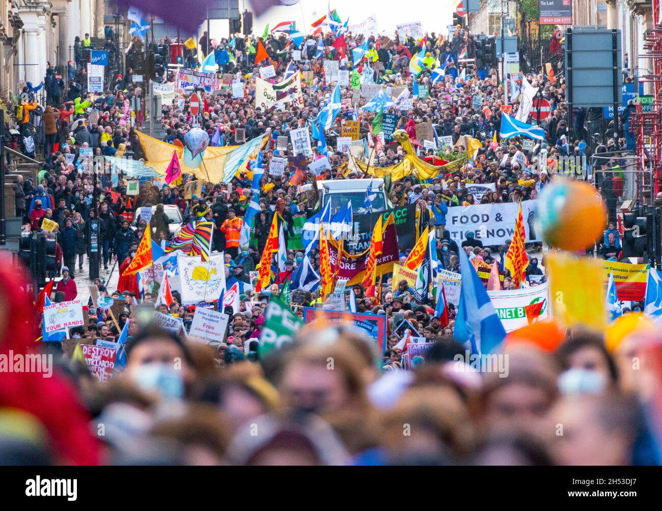 Glasgow, Scozia, Regno Unito. 6 novembre 2021. Giornata globale d'azione per la giustizia climatica marcia che si svolge nel centro di Glasgow. , Scozia, Regno Unito. PIC; Iain Masterton/Alamy Live News. Foto Stock