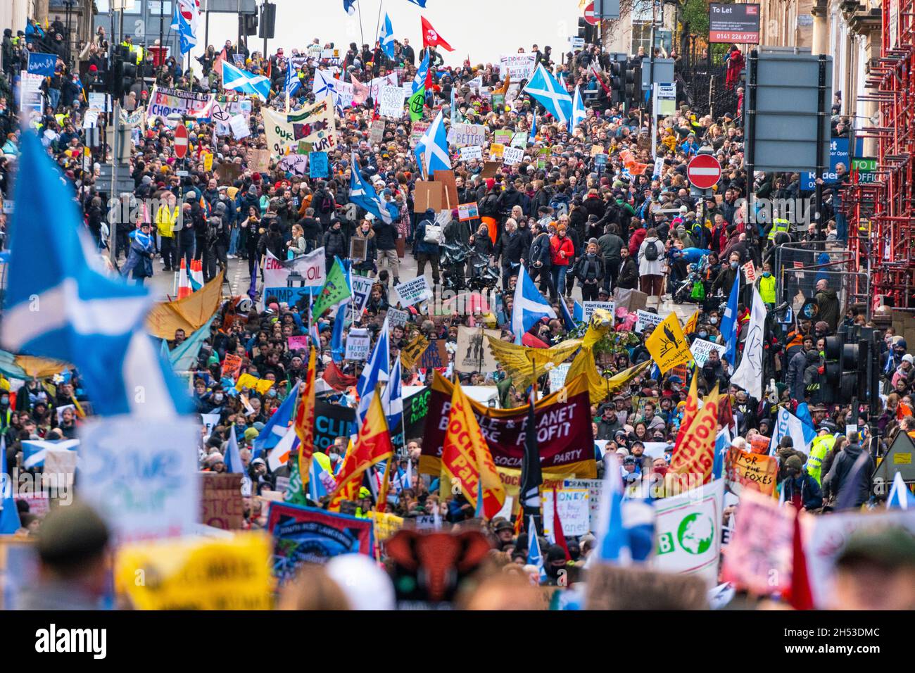 Glasgow, Scozia, Regno Unito. 6 novembre 2021. Giornata globale d'azione per la giustizia climatica marcia che si svolge nel centro di Glasgow. , Scozia, Regno Unito. PIC; Iain Masterton/Alamy Live News. Foto Stock