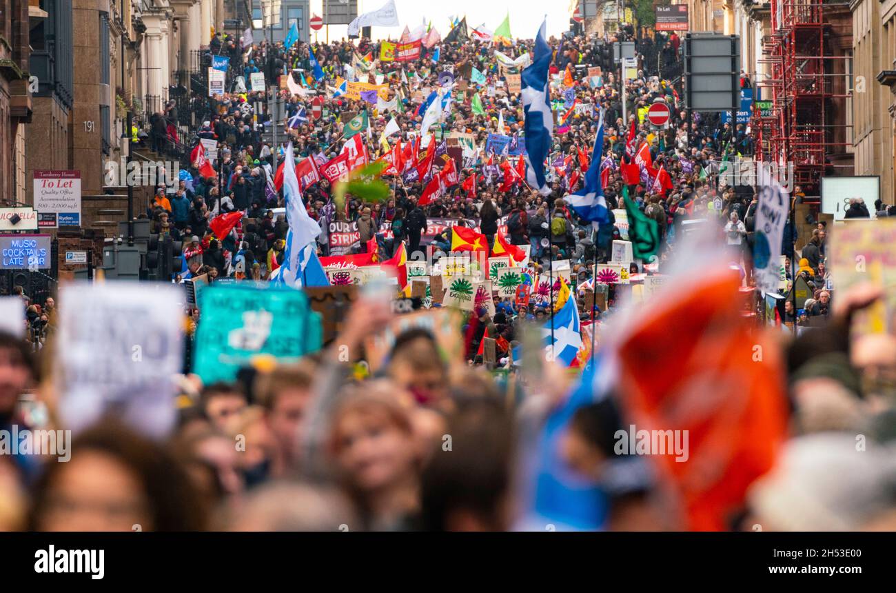 Glasgow, Scozia, Regno Unito. 6 novembre 2021. Giornata globale d'azione per la giustizia climatica marcia che si svolge nel centro di Glasgow. , Scozia, Regno Unito. PIC; Iain Masterton/Alamy Live News. Foto Stock
