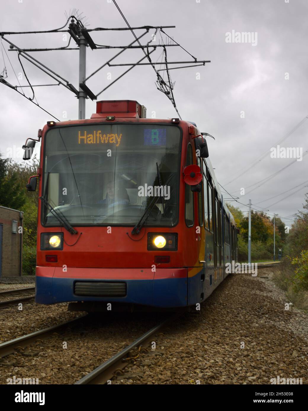 Un tram si snoda attraverso la sua destinazione finale, a metà strada, Sheffield, South Yorkshire Foto Stock