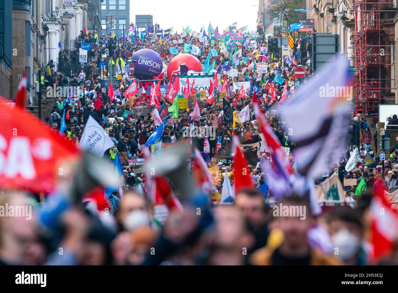 Glasgow, Scozia, Regno Unito. 6 novembre 2021. Giornata globale d'azione per la giustizia climatica marcia che si svolge nel centro di Glasgow. , Scozia, Regno Unito. PIC; Iain Masterton/Alamy Live News. Foto Stock