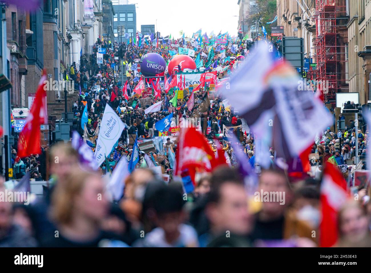 Glasgow, Scozia, Regno Unito. 6 novembre 2021. Giornata globale d'azione per la giustizia climatica marcia che si svolge nel centro di Glasgow. , Scozia, Regno Unito. PIC; Iain Masterton/Alamy Live News. Foto Stock