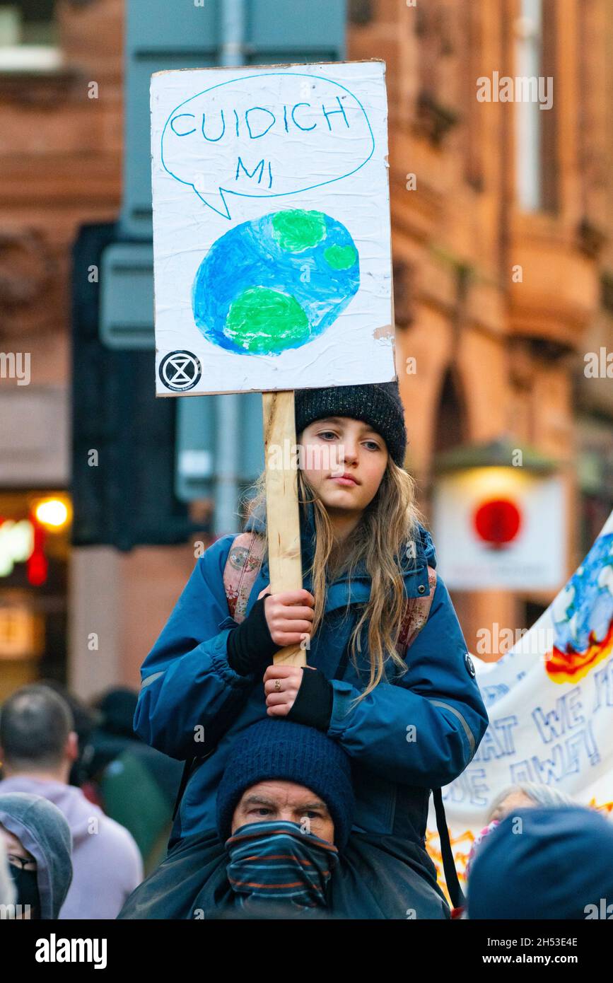Glasgow, Scozia, Regno Unito. 6 novembre 2021. Giornata globale d'azione per la giustizia climatica marcia che si svolge nel centro di Glasgow. , Scozia, Regno Unito. PIC; Iain Masterton/Alamy Live News. Foto Stock