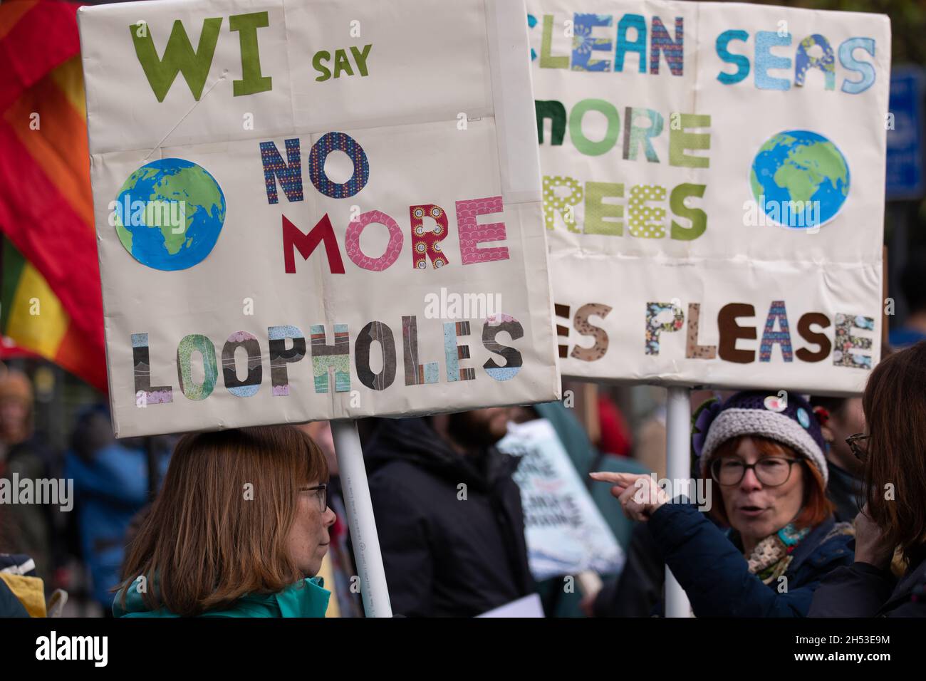 Manchester, Regno Unito. 6 novembre 2021. COP 26 protesta Manchester.i manifestanti si sono riuniti per la marcia a St Peter's Square , Manchester, Regno Unito. La protesta si è tenuta in Piazza St Peters (il luogo del massacro di Peterloo nel 1819, che ha visto la protesta dei lavoratori industriali durante la rivoluzione industriale). Le persone si sono riunite per protestare in tutto il mondo per chiedere un'azione radicale sul cambiamento climatico e la giustizia climatica giorni di protesta sono previsti in tutto Manchester e in tutto il mondo durante COP 26 che si terrà a Glasgow UK . Picture garyroberts/worldwidefeatures.com Credit: GARY ROBERTS/Alamy Live News Foto Stock