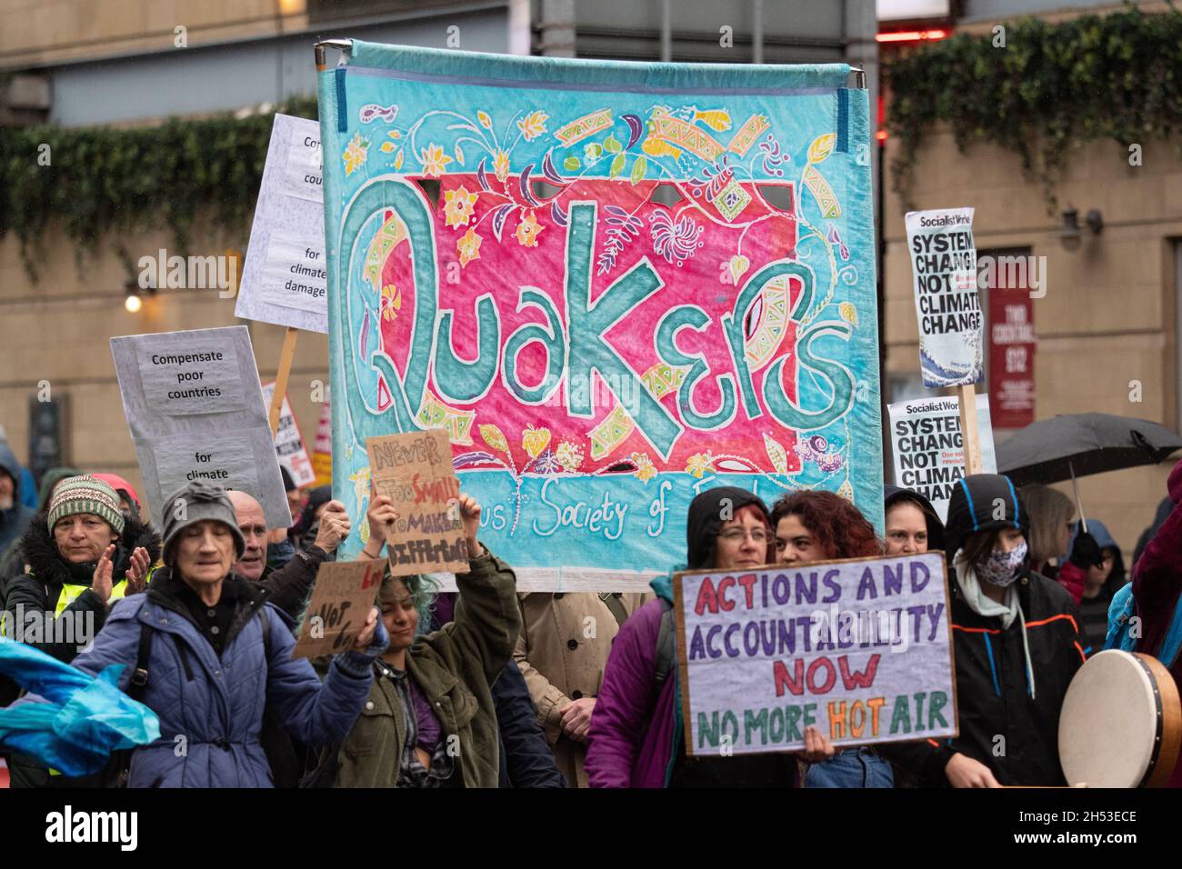Manchester, Regno Unito. 6 novembre 2021. COP 26 protesta Manchester.i manifestanti si sono riuniti per la marcia a St Peter's Square , Manchester, Regno Unito. La protesta si è tenuta in Piazza St Peters (il luogo del massacro di Peterloo nel 1819, che ha visto la protesta dei lavoratori industriali durante la rivoluzione industriale). Le persone si sono riunite per protestare in tutto il mondo per chiedere un'azione radicale sul cambiamento climatico e la giustizia climatica giorni di protesta sono previsti in tutto Manchester e in tutto il mondo durante COP 26 che si terrà a Glasgow UK . Picture garyroberts/worldwidefeatures.com Credit: GARY ROBERTS/Alamy Live News Foto Stock