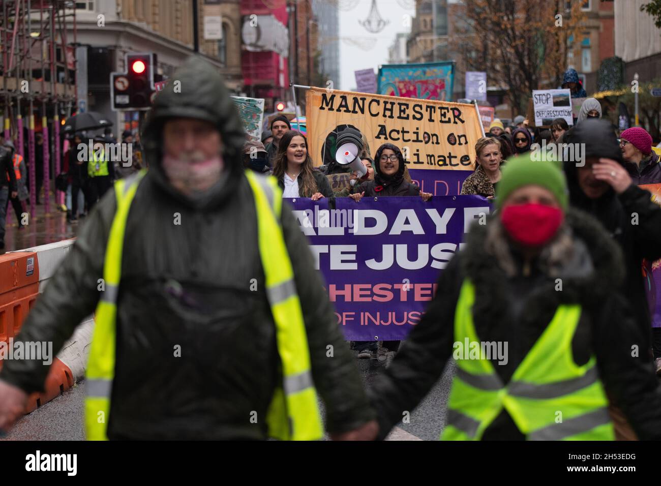 Manchester, Regno Unito. 6 novembre 2021. COP 26 protesta Manchester.i manifestanti si sono riuniti per la marcia a St Peter's Square , Manchester, Regno Unito. La protesta si è tenuta in Piazza St Peters (il luogo del massacro di Peterloo nel 1819, che ha visto la protesta dei lavoratori industriali durante la rivoluzione industriale). Le persone si sono riunite per protestare in tutto il mondo per chiedere un'azione radicale sul cambiamento climatico e la giustizia climatica giorni di protesta sono previsti in tutto Manchester e in tutto il mondo durante COP 26 che si terrà a Glasgow UK . Picture garyroberts/worldwidefeatures.com Credit: GARY ROBERTS/Alamy Live News Foto Stock