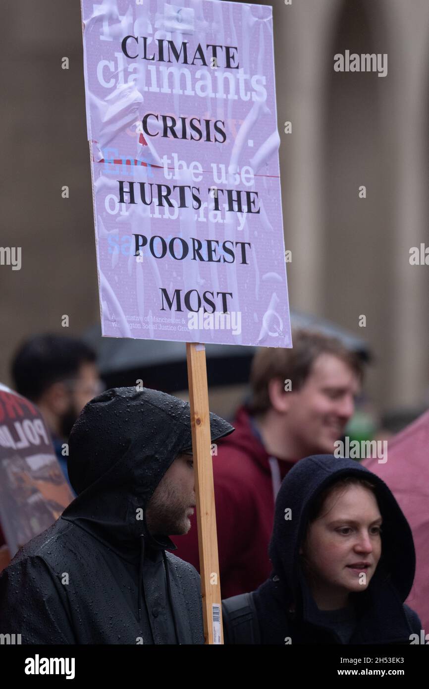 Manchester, Regno Unito. 6 novembre 2021. COP 26 protesta Manchester.i manifestanti si sono riuniti per la marcia a St Peter's Square , Manchester, Regno Unito. La protesta si è tenuta in Piazza St Peters (il luogo del massacro di Peterloo nel 1819, che ha visto la protesta dei lavoratori industriali durante la rivoluzione industriale). Le persone si sono riunite per protestare in tutto il mondo per chiedere un'azione radicale sul cambiamento climatico e la giustizia climatica giorni di protesta sono previsti in tutto Manchester e in tutto il mondo durante COP 26 che si terrà a Glasgow UK . Picture garyroberts/worldwidefeatures.com Credit: GARY ROBERTS/Alamy Live News Foto Stock