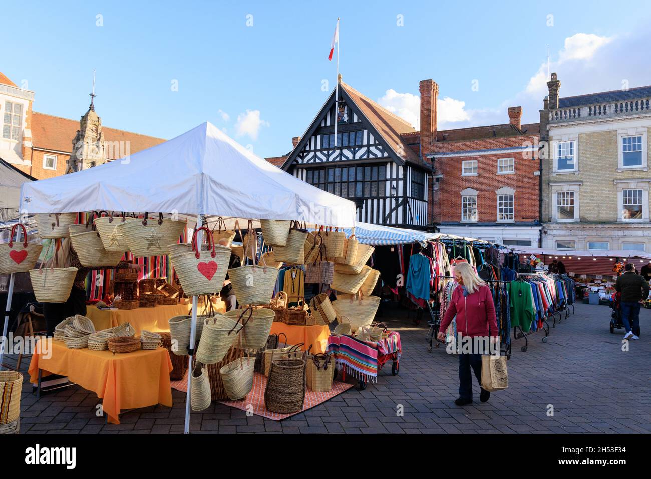 Zafferano Walden Essex Regno Unito; gente che acquista nel mercato del sabato, in una giornata di sole con cielo blu nel mese di ottobre, Saffron Walden piazza del mercato, Essex Regno Unito Foto Stock