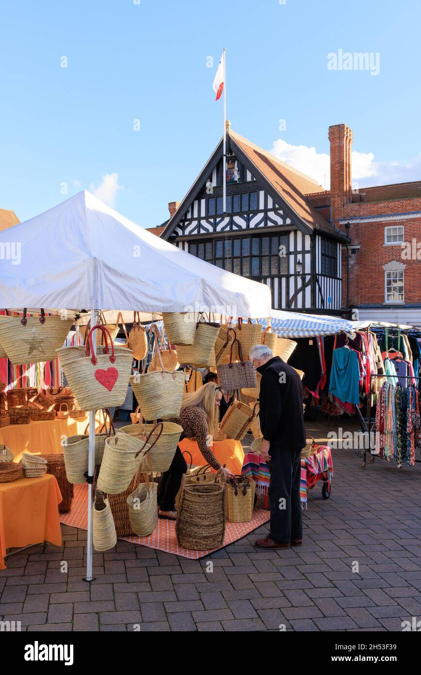 Zafferano Walden Essex Regno Unito; gente che acquista nel mercato del sabato, in una giornata di sole con cielo blu nel mese di ottobre, Saffron Walden piazza del mercato, Essex Regno Unito Foto Stock
