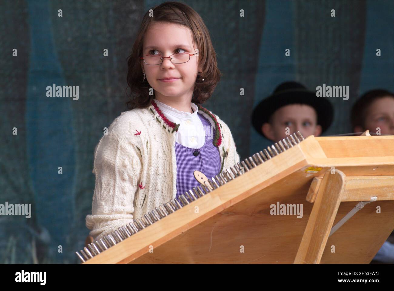 Vienna, Austria. Aprile 12, 2008. Villaggio della Stiria sulla piazza del Municipio di Vienna. Gruppo di musica folk per bambini e giovani nel villaggio della Stiria Foto Stock