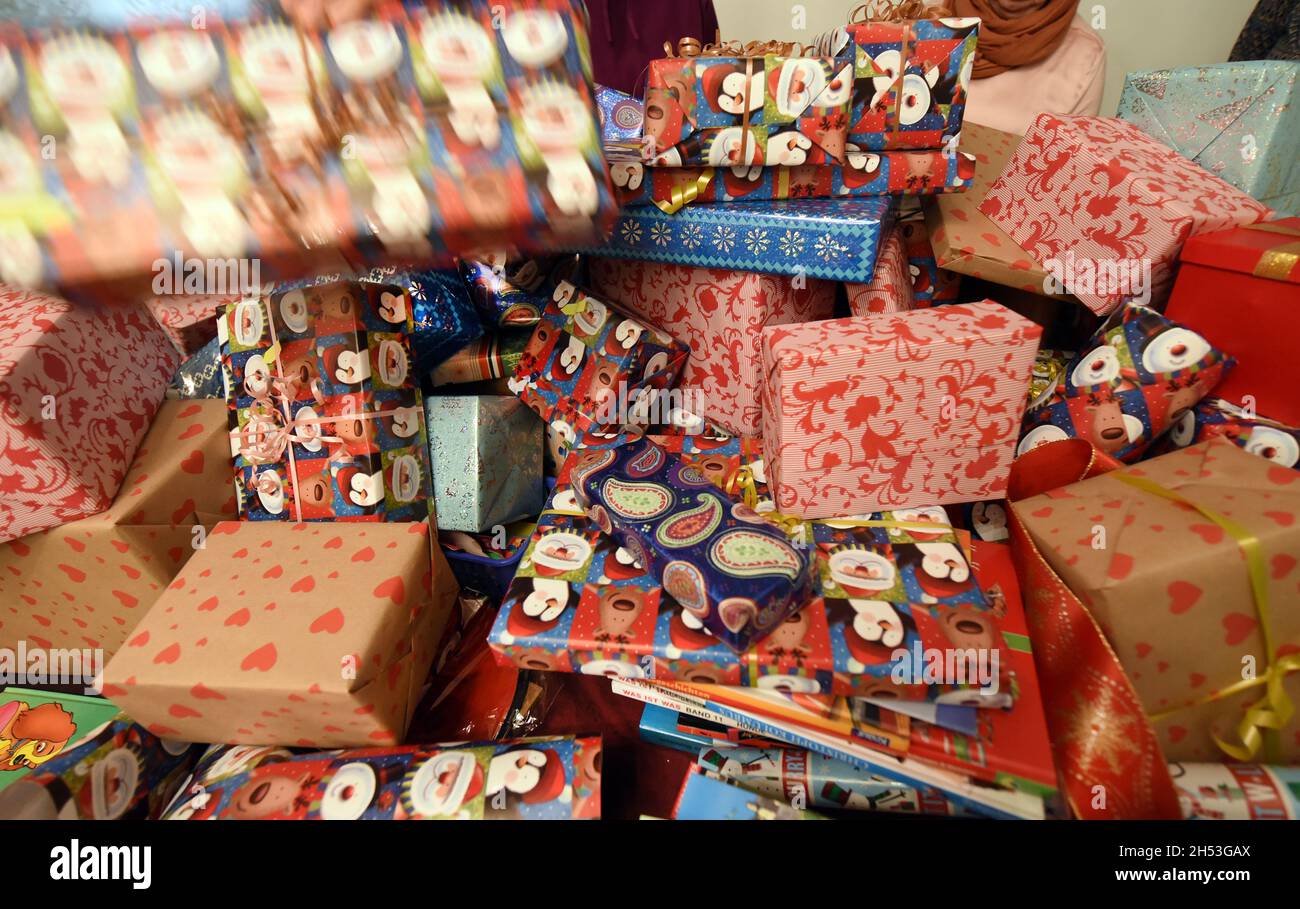 Lipsia, Germania. 6 novembre 2021. Le donne dello Zonta Club Leipzig confezionano oltre 200 pacchetti con donazioni raccolte in natura, tra cui libri, bambole, ceramiche, animali ripieni e articoli per il benessere in vendita presso un mercatino di Natale. I proventi dell'azione sono di andare come donazione a una casa di bambini in Ahrtal colpiti dall'acqua alta. Zonta International è stata fondata nel 1919 negli Stati Uniti ed è particolarmente impegnata per i diritti delle donne. (A dpa 'Leipzig women's club Zonta packs pacchi pacchi pacchi per alluvione') Credit: Waltraud Grubitzsch/dpa-Zentralbild/dpa/Alamy Live News Foto Stock