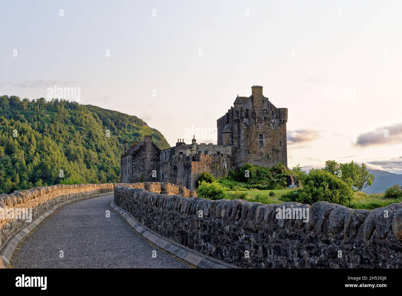 Castello di Eilean Donan a Loch Duich al tramonto, Dornie, Western Highlands, Scozia, Regno Unito. 19 luglio 2021 Foto Stock