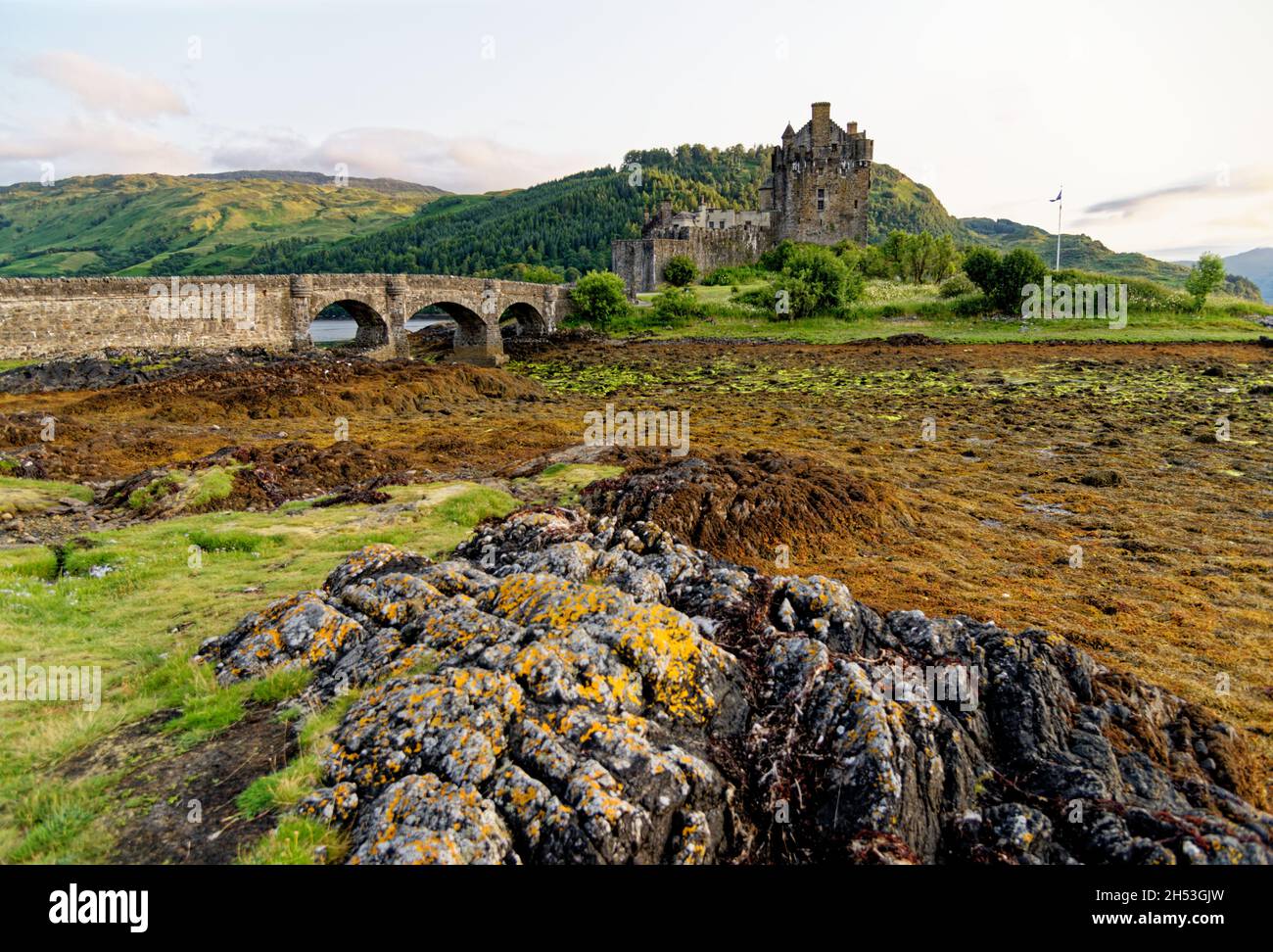 Castello di Eilean Donan a Loch Duich al tramonto, Dornie, Western Highlands, Scozia, Regno Unito. 19 luglio 2021 Foto Stock