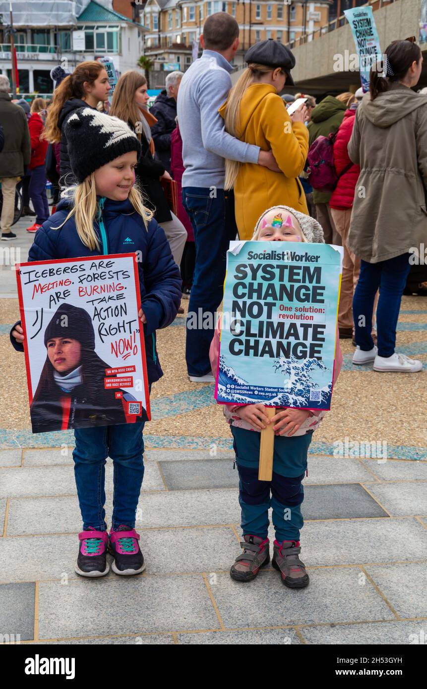 Bournemouth, Dorset Regno Unito. 6 novembre 2021. Manifestazione e marcia a Bournemouth, come la Coalizione COP26 chiede una Giornata Mondiale d'azione mentre la Conferenza delle Nazioni Unite sui cambiamenti climatici, COP26 si svolge a Glasgow. Manifestazioni in corso in molte città e città del paese per far fronte al messaggio che ora abbiamo bisogno di un'azione contro il cambiamento climatico! (Permesso ricevuto per scattare foto dei bambini mostrati). Credit: Carolyn Jenkins/Alamy Live News Foto Stock