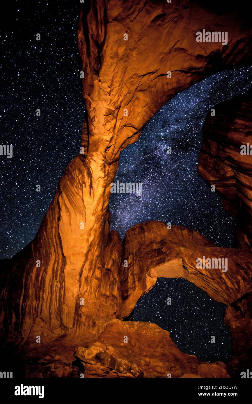 Double Arch e The Milky Way - Moab, Utah Foto Stock