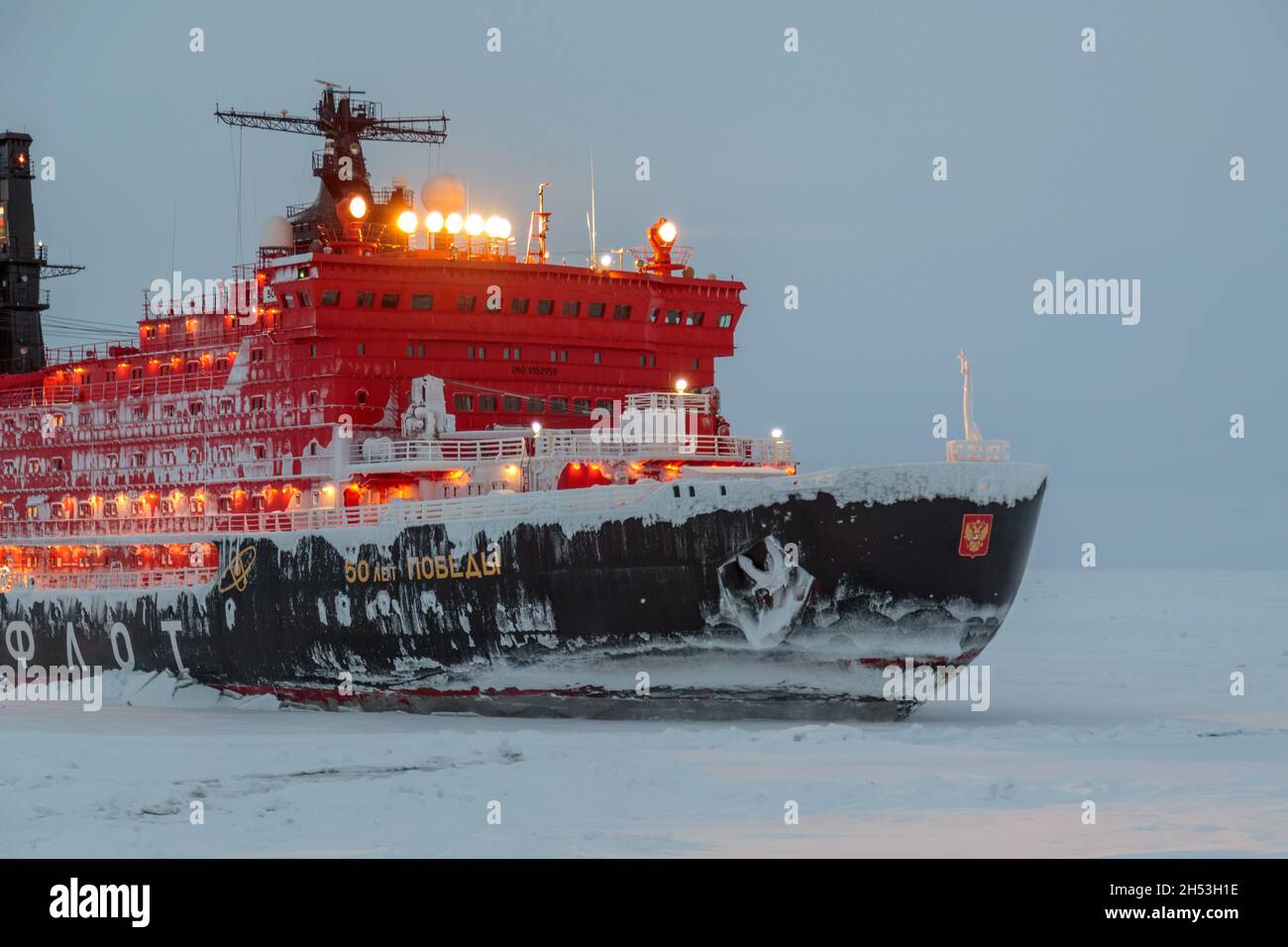 Tiksi, Russia - 15 luglio 2017: Lo spargitore di ghiaccio va su ghiaccio. Foto Stock