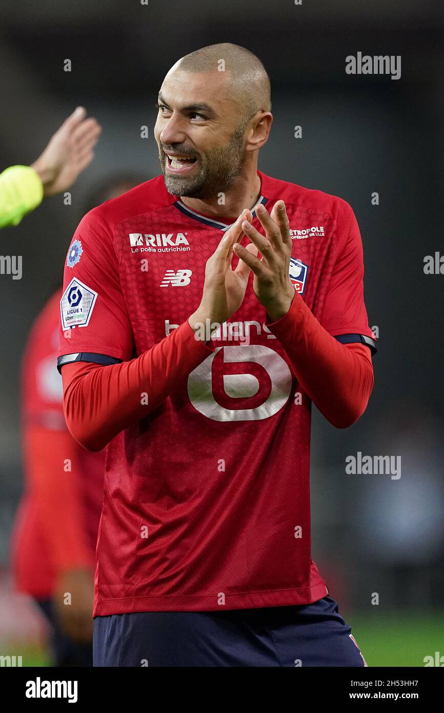 VILLENEUVE-D ASCQ, FRANCIA - 6 NOVEMBRE: Burak Yilmaz di Lille OSC durante la partita Ligue 1 Uber mangia tra Lille OSC e Angers SCO allo Stade Pierre-Mauroy il 6 novembre 2021 a Villeneuve-d Ascq, Francia (Foto di Jeroen Meuwsen/Orange Pictures) Foto Stock