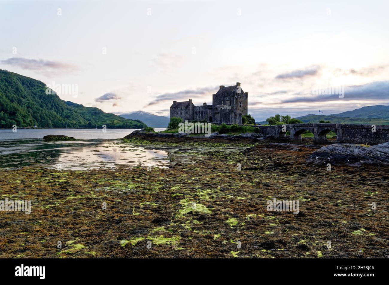 Castello di Eilean Donan a Loch Duich al tramonto, Dornie, Western Highlands, Scozia, Regno Unito. 19 luglio 2021 Foto Stock